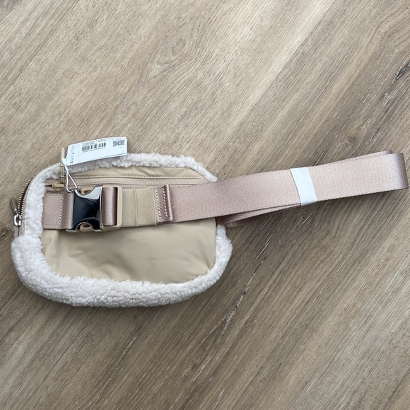 Lululemon Everywhere Belt Bag Fleece in Natural/Beige NWT - Picture 2 of 4